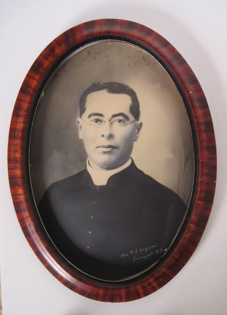 Julien-Marie LeGarrec, père de la Congrégation de Jésus-Marie (eudistes), professeur, curé titulaire de Caraquet (1912-1938)